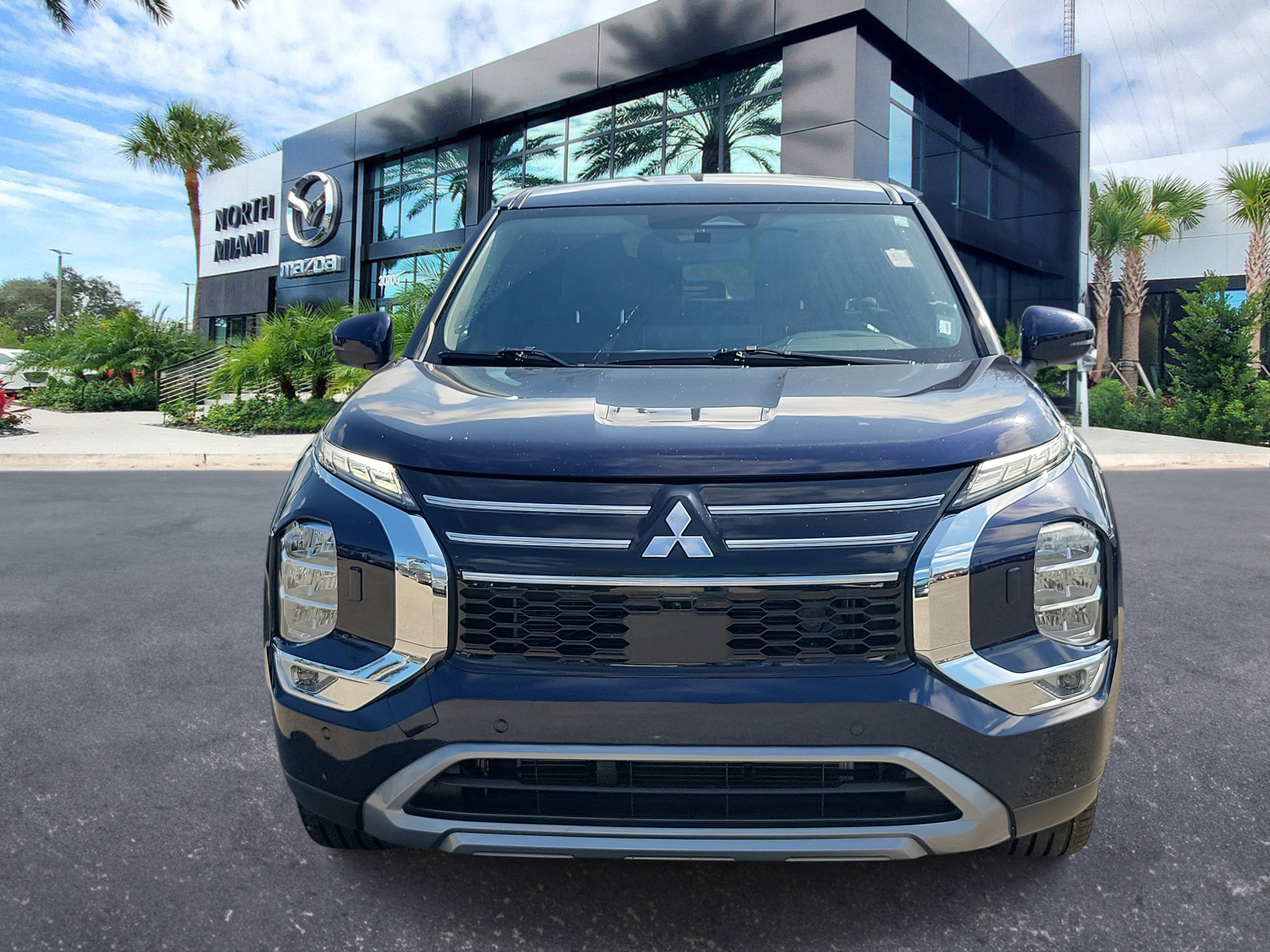 Used 2025 Mitsubishi Outlander AWD image 2