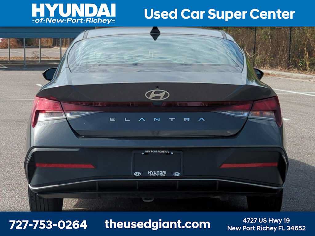Certified 2025 Hyundai Elantra SE FWD image 4
