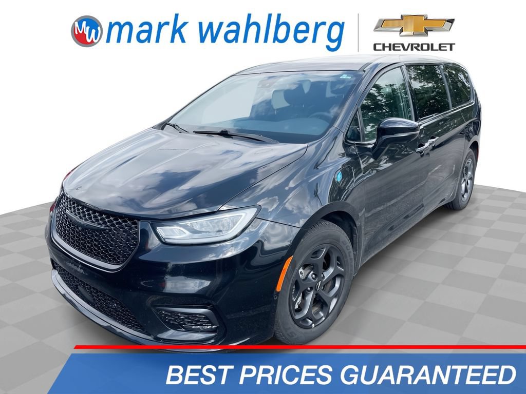 Used 2022 Chrysler Pacifica Touring-L w/ Uconnect Theater Family Group