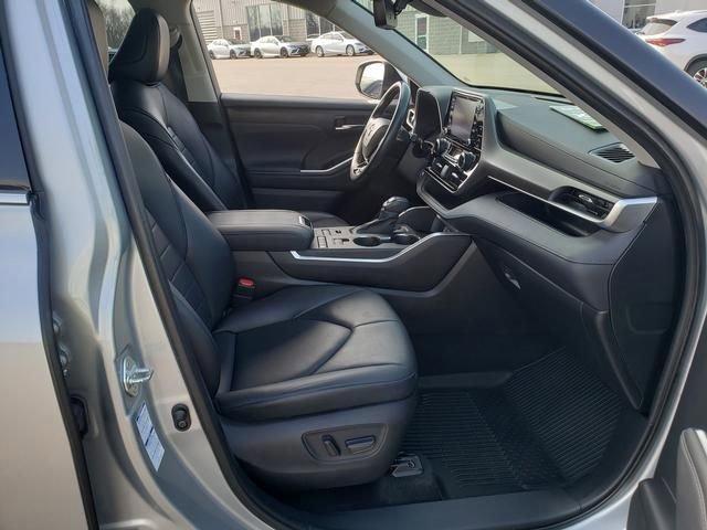 Used 2021 Toyota Highlander XLE image 20
