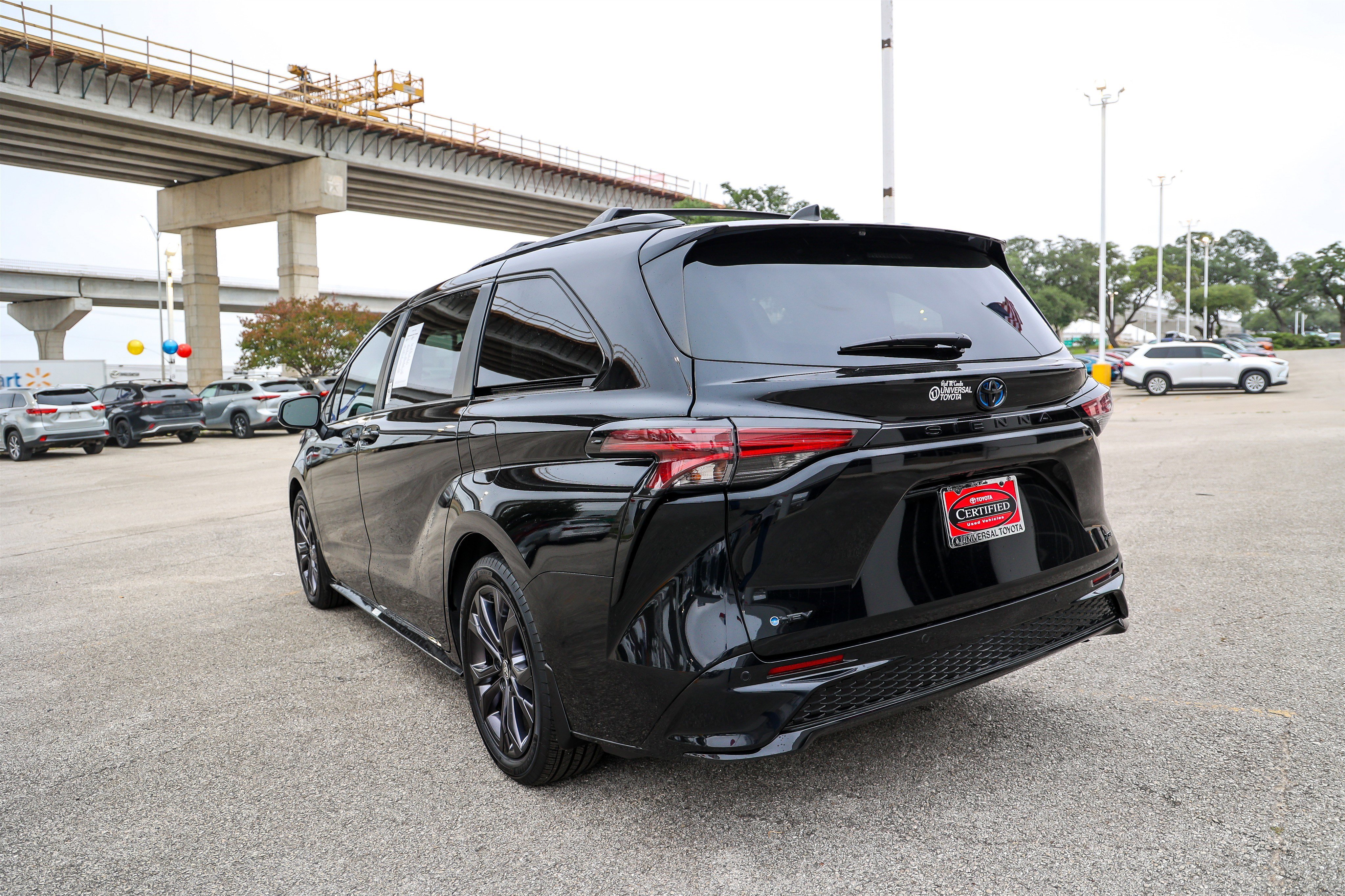 Used 2025 Toyota Sienna XSE w/ XSE Plus Package FWD image 9