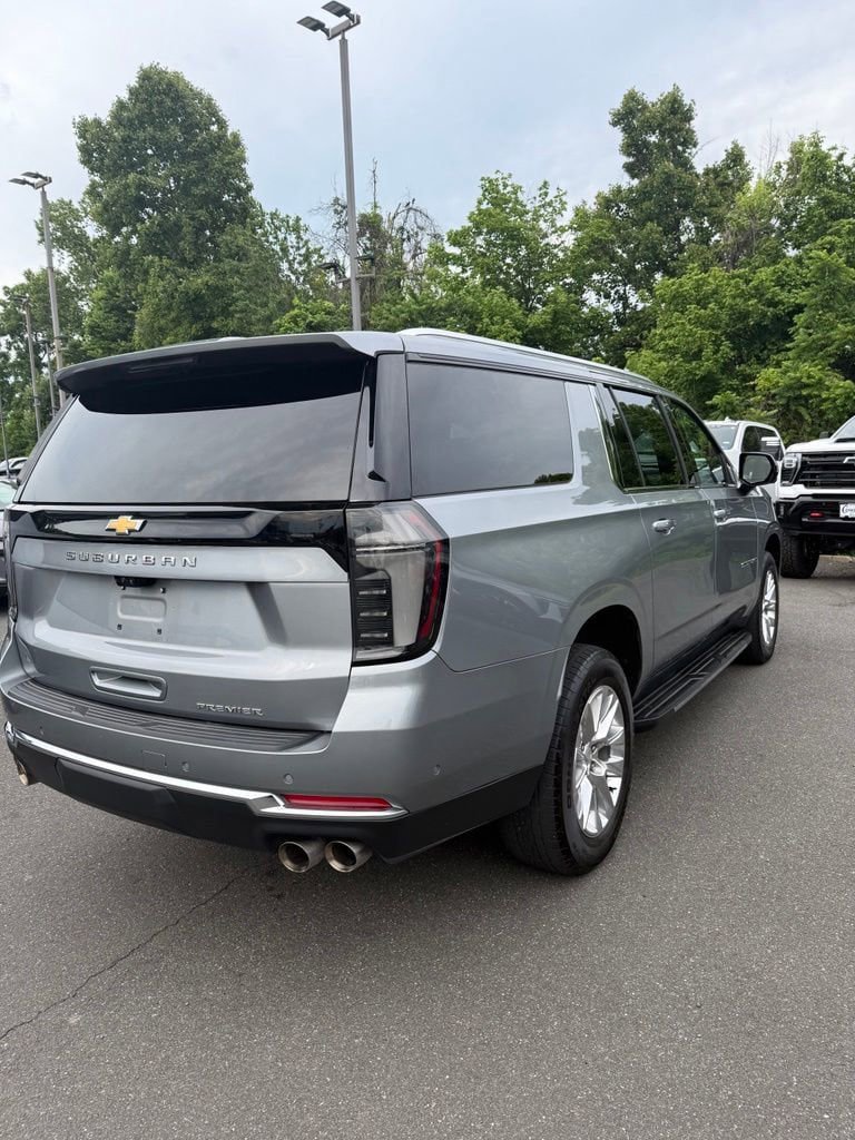 Used 2025 Chevrolet Suburban Premier AWD/4WD image 4