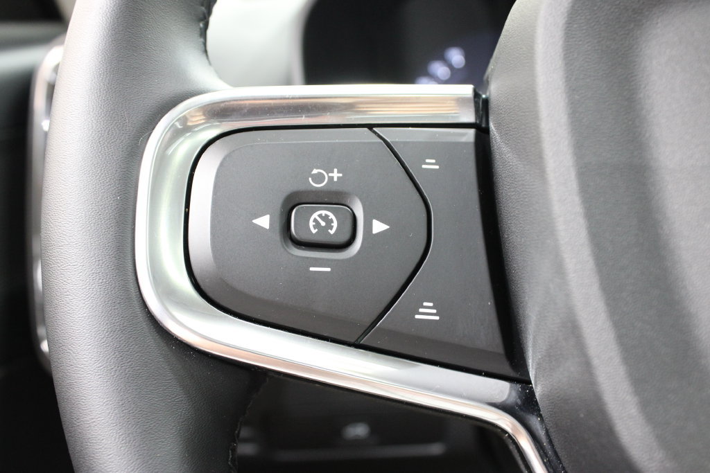 Certified 2026 Volvo XC40 B5 Plus AWD/4WD image 28