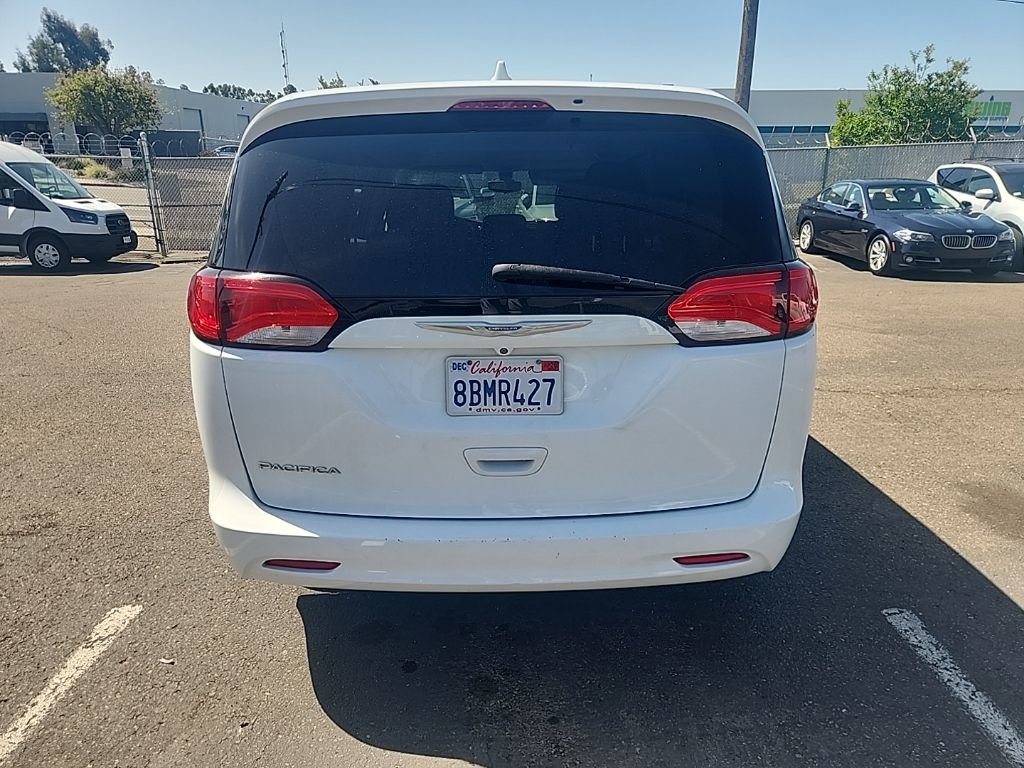 Used 2017 Chrysler Pacifica Touring w/ Tire & Wheel Group image 12