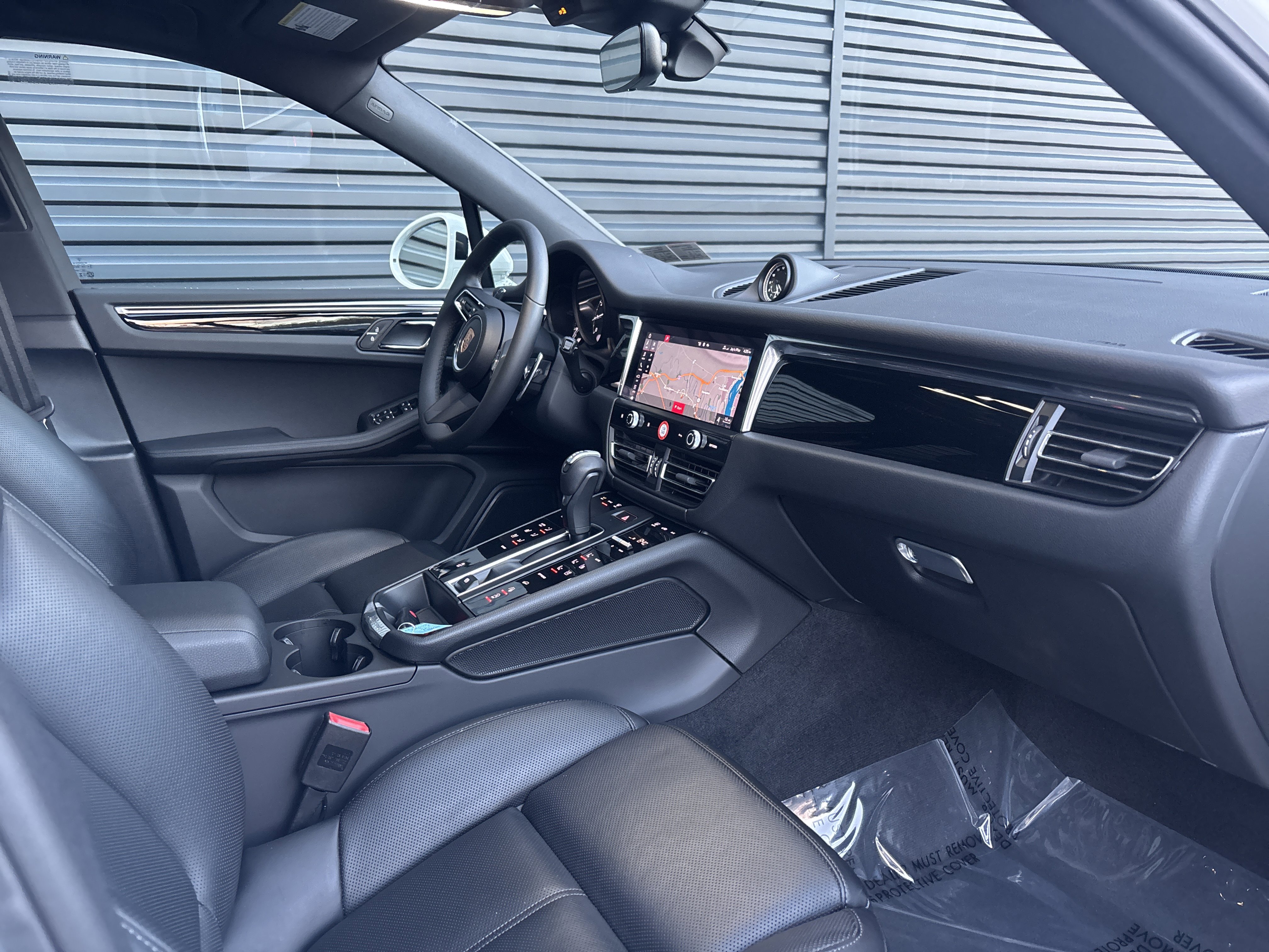 Certified 2025 Porsche Macan image 18