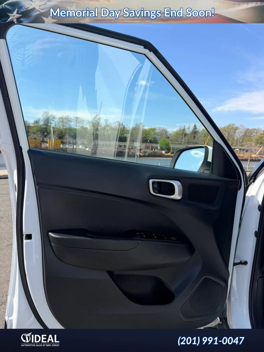 Used 2024 Hyundai Venue SE FWD image 30