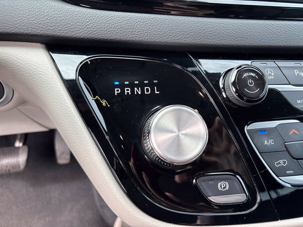 Used 2024 Chrysler Pacifica Touring-L FWD image 17