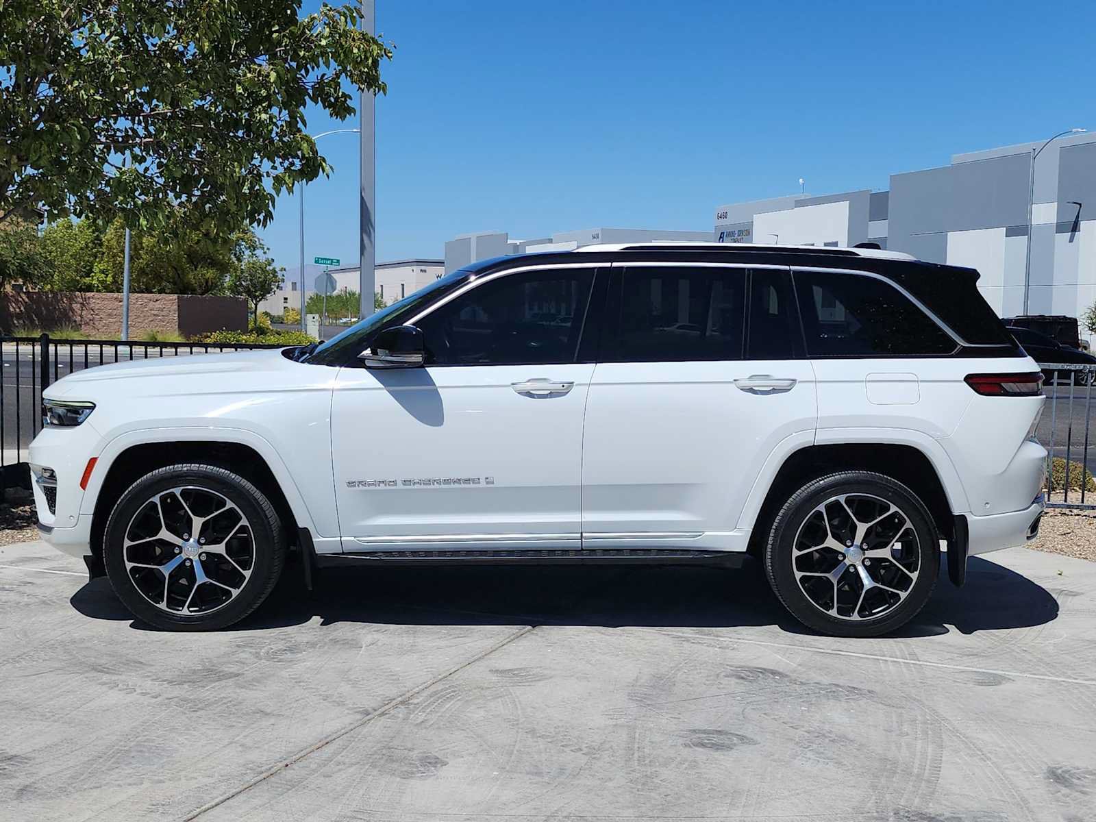 Used 2022 Jeep Grand Cherokee Summit AWD/4WD image 5