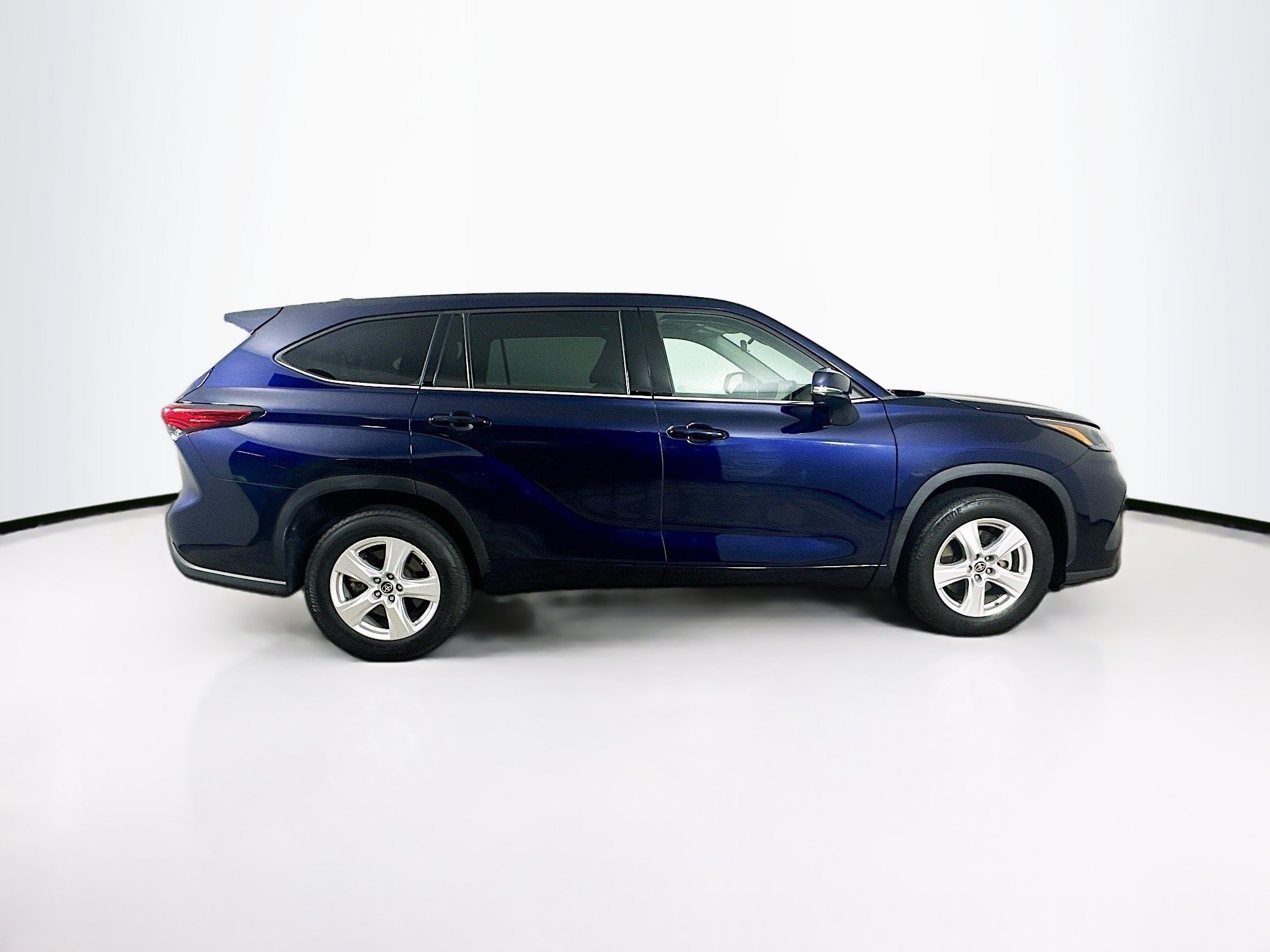 Used 2022 Toyota Highlander LE FWD image 10