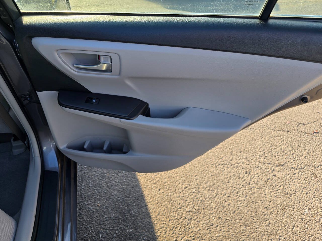 Used 2016 Toyota Camry LE FWD image 28