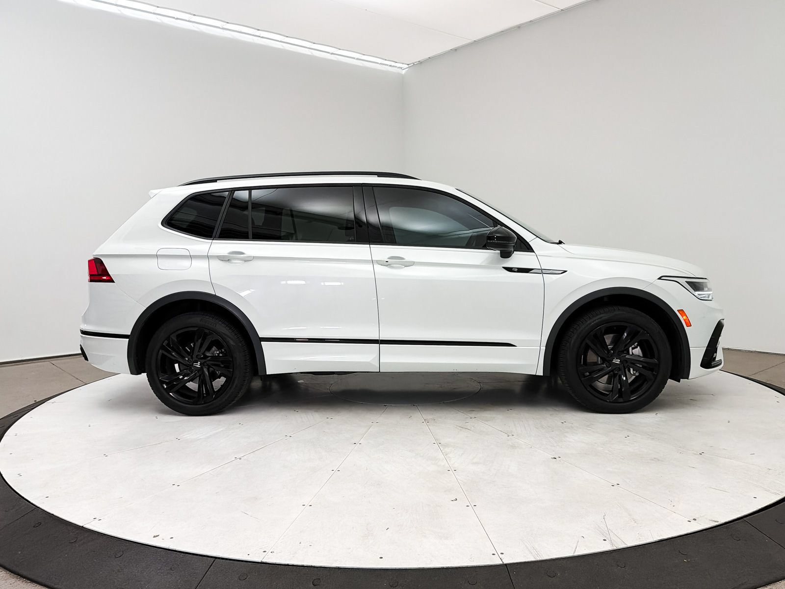 Used 2023 Volkswagen Tiguan SE R-Line FWD image 31