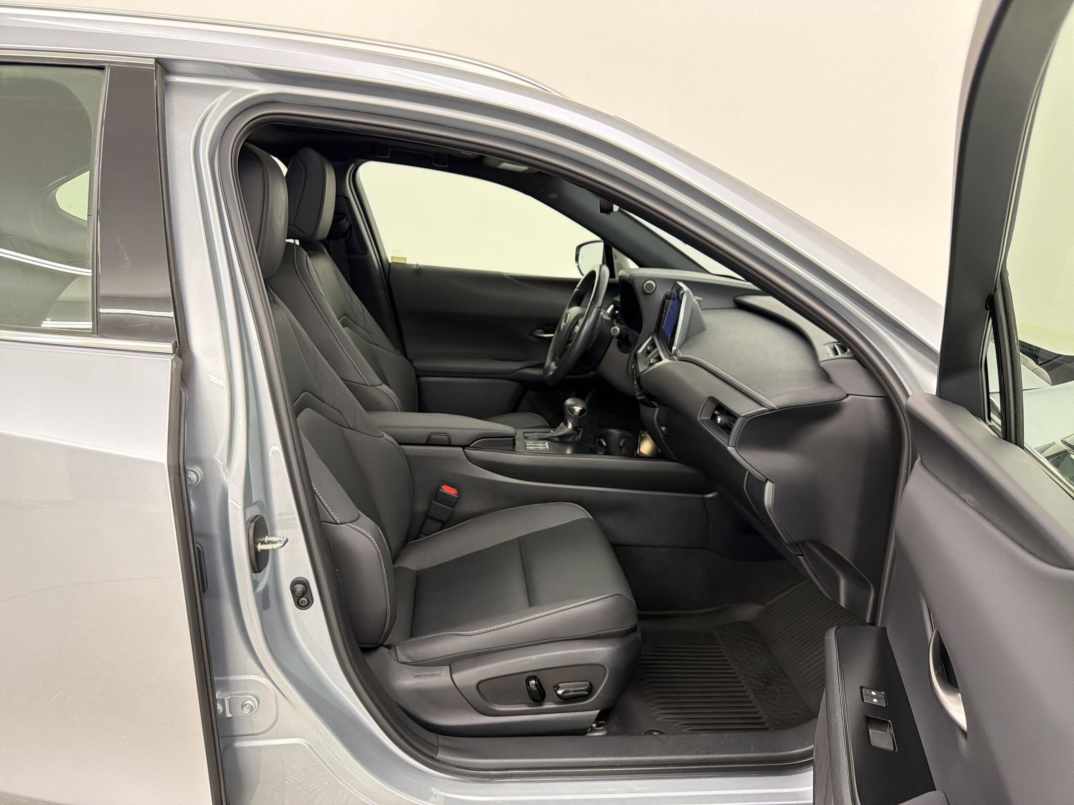 Certified 2023 Lexus UX 250h FWD w/ Accessory Package (Z1) image 29