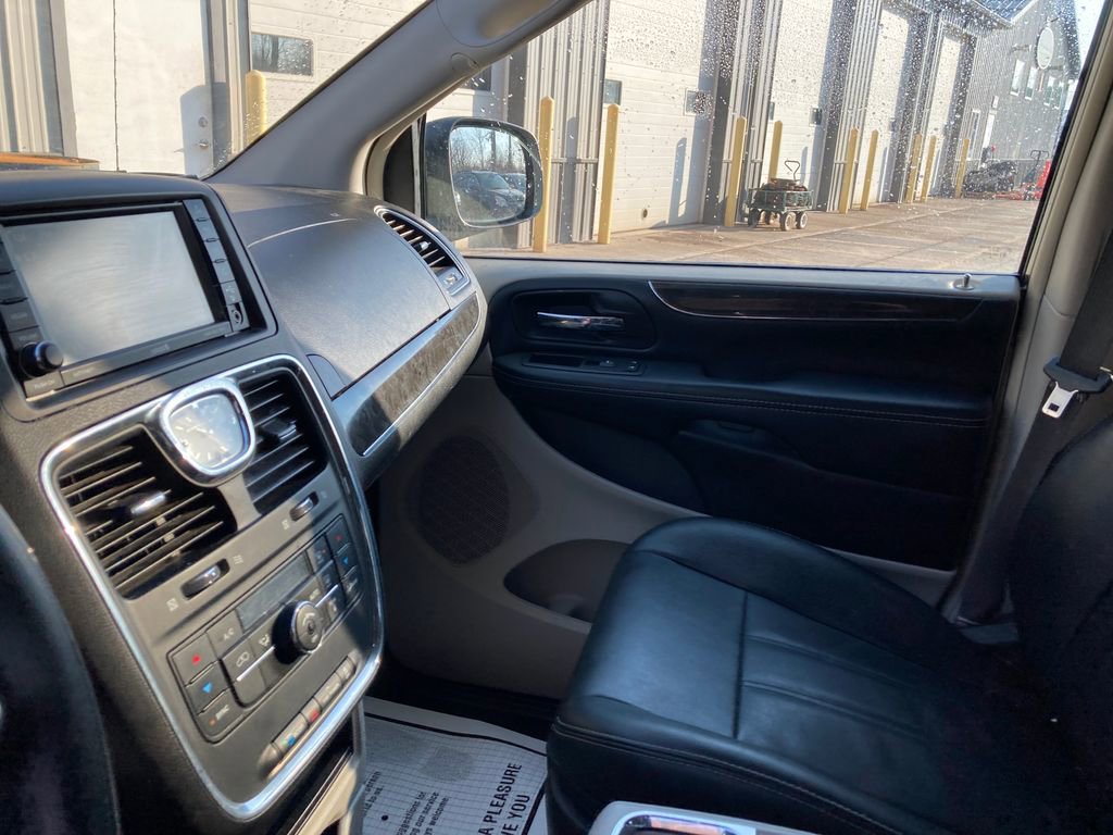 Used 2016 Chrysler Town & Country Touring image 17