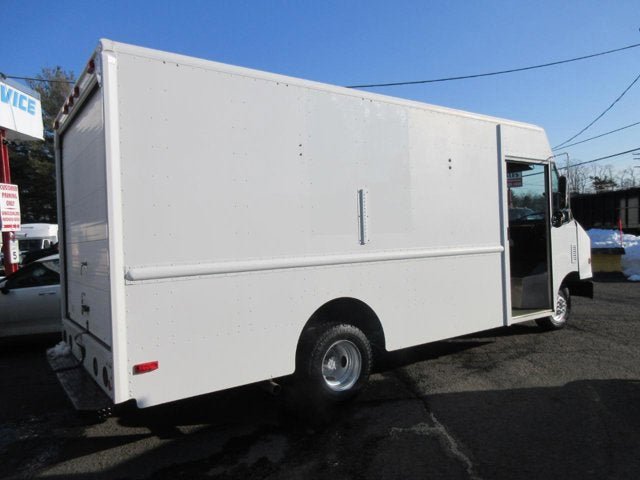 Used 2011 Ford E-350 and Econoline 350 Super Duty w/ Air Conditioning Prep Pkg RWD image 4
