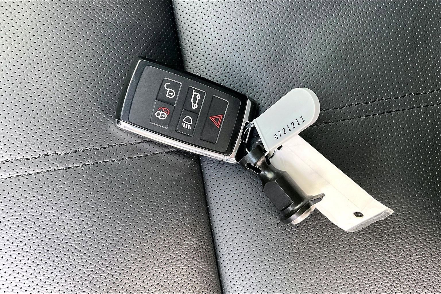 Certified 2025 Land Rover Range Rover Velar Dynamic SE image 11