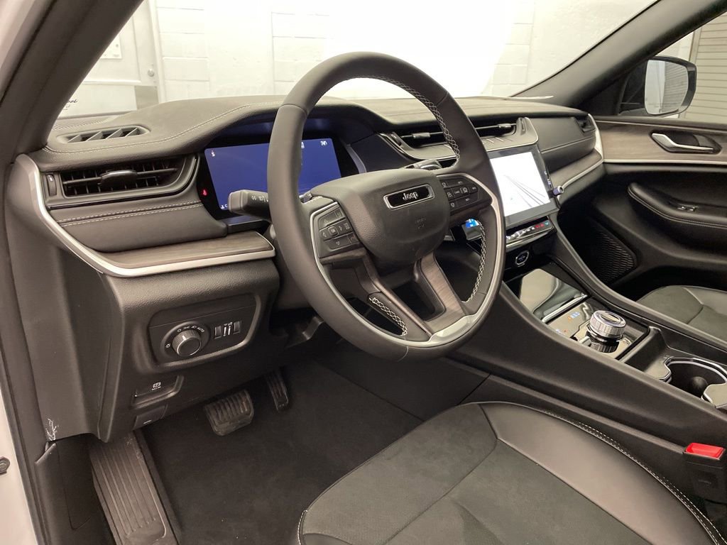 New 2026 Jeep Grand Cherokee Altitude image 14