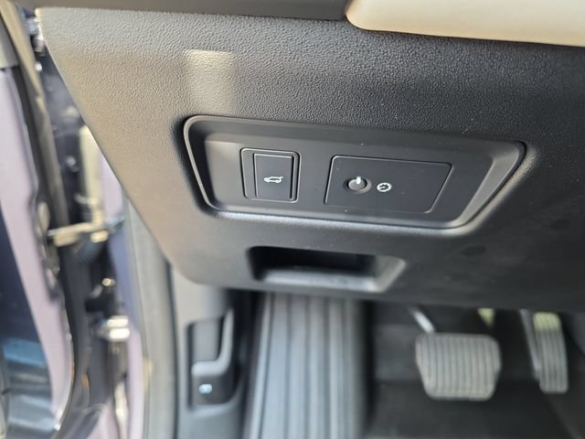 Used 2025 Land Rover Discovery S AWD/4WD image 30