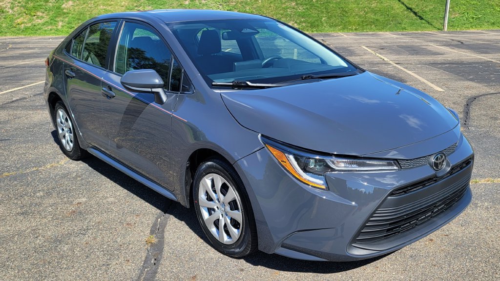 Used 2024 Toyota Corolla LE FWD image 2