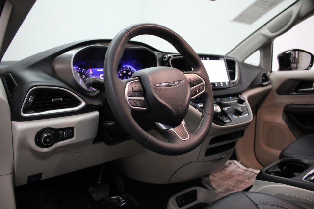 Used 2024 Chrysler Pacifica Touring-L image 6