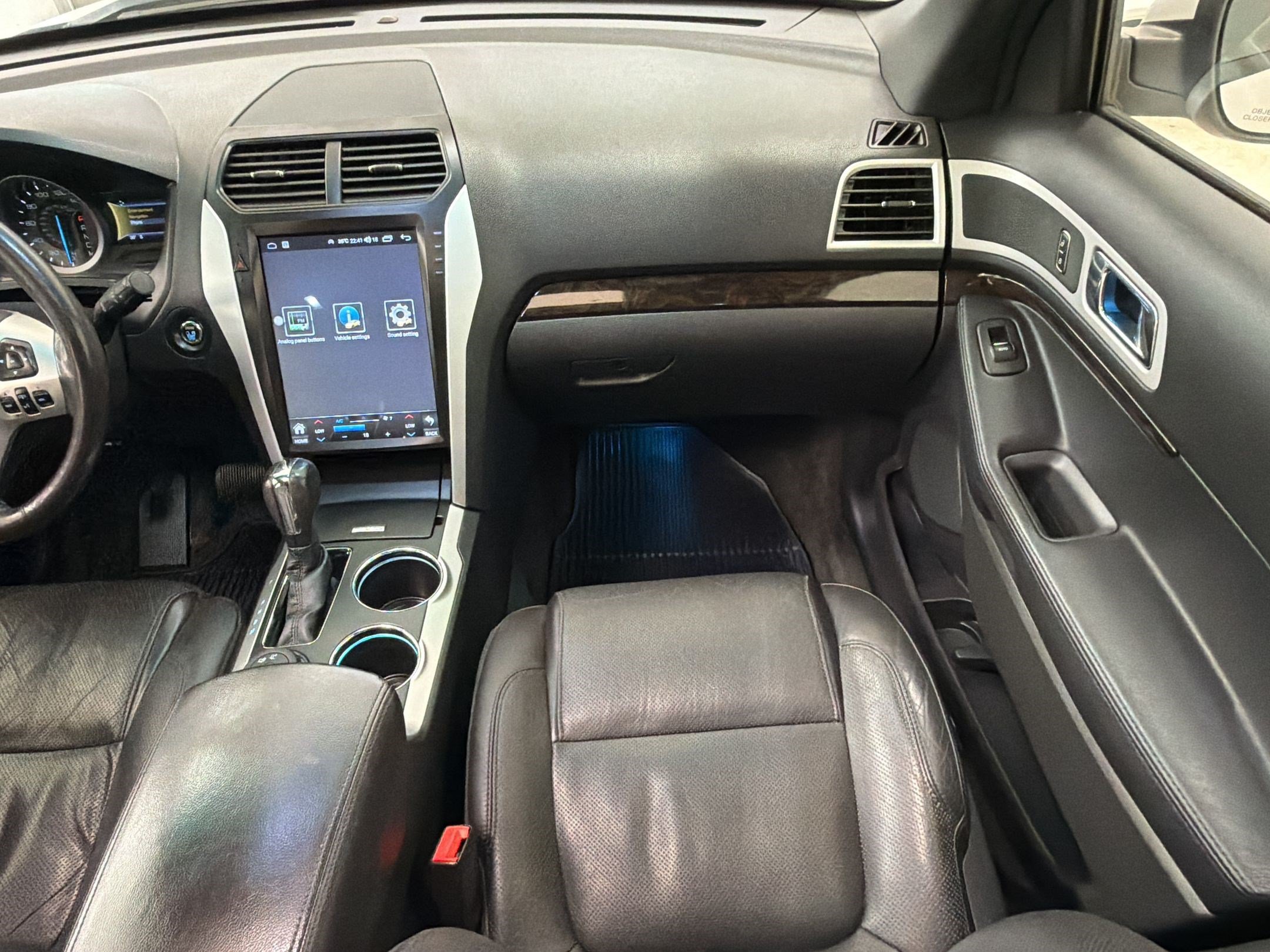 Used 2014 Ford Explorer Limited w/ Equipment Group 301A AWD/4WD image 31