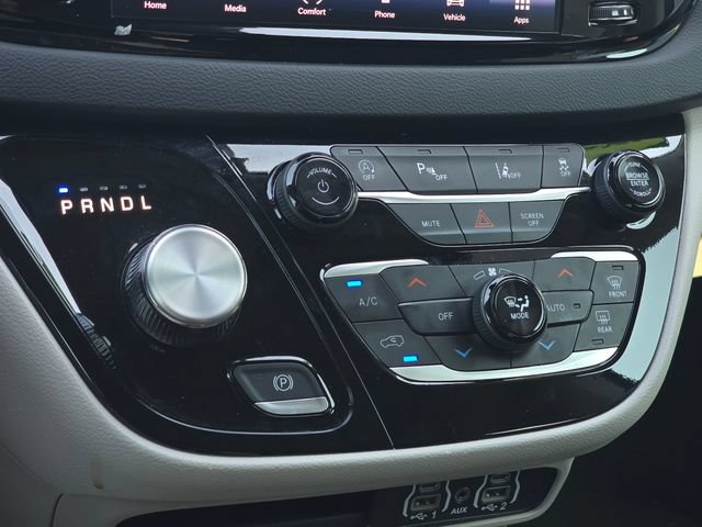 Used 2024 Chrysler Pacifica Touring-L FWD image 16