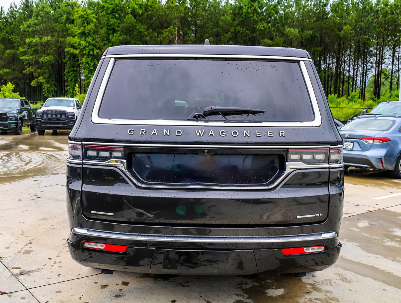 Used 2023 Jeep Grand Wagoneer L Series II AWD/4WD image 5