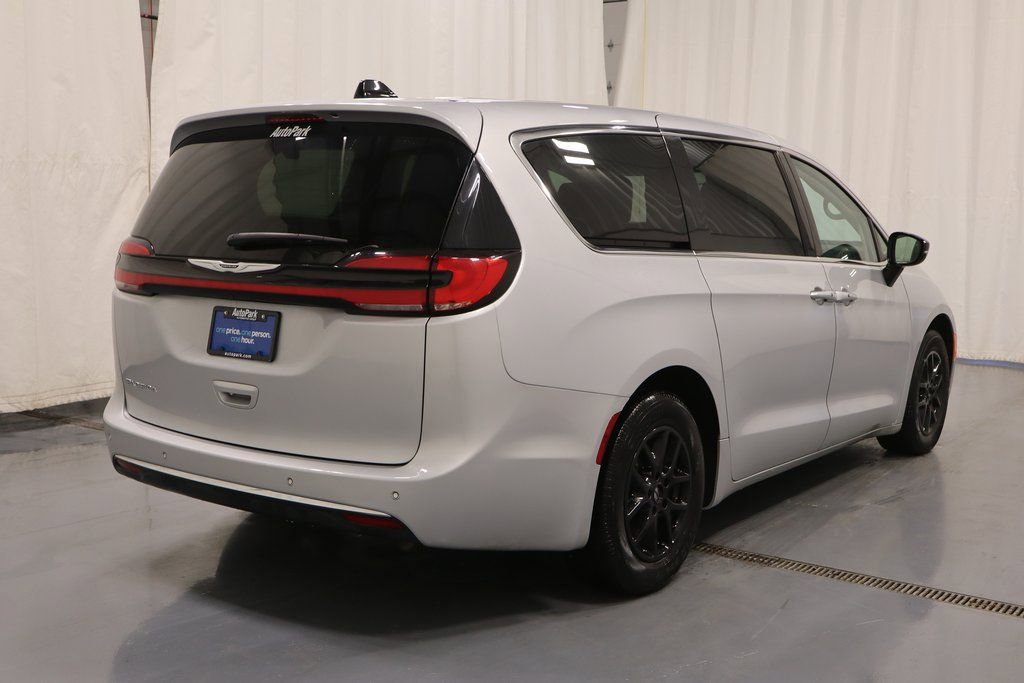 Certified 2024 Chrysler Pacifica Touring-L image 10