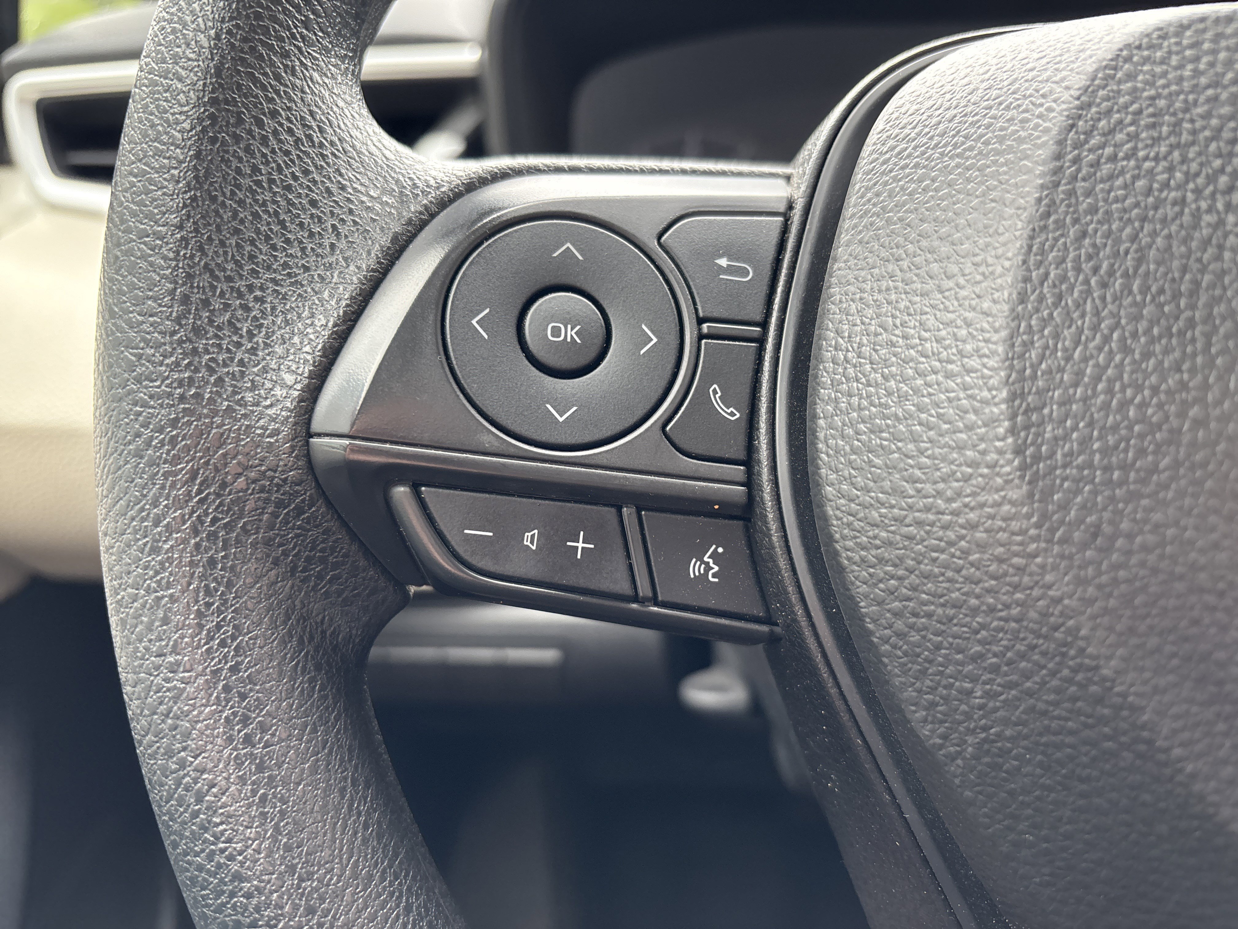 Used 2025 Toyota Corolla LE FWD image 3