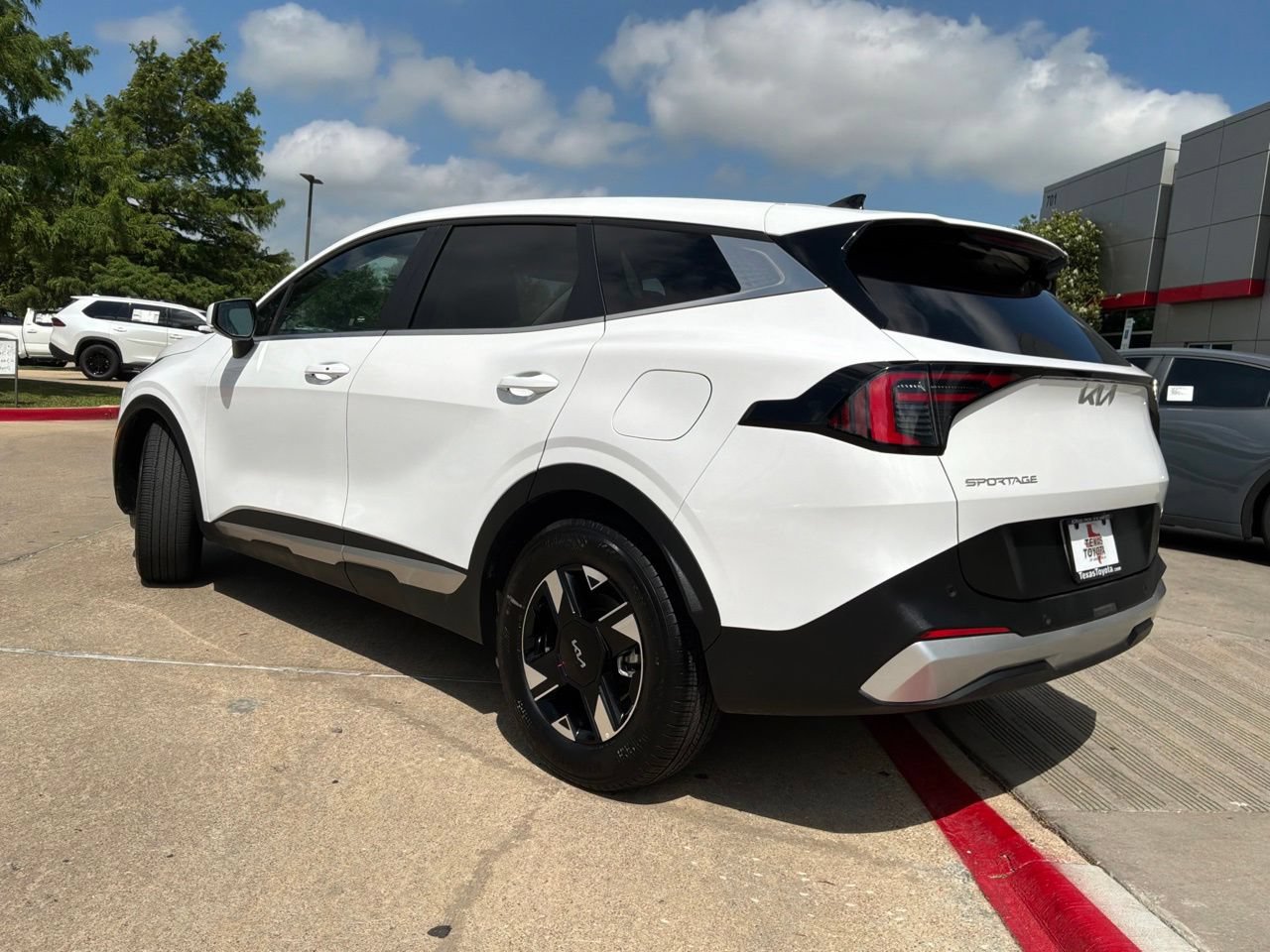 Used 2026 Kia Sportage LX FWD image 7