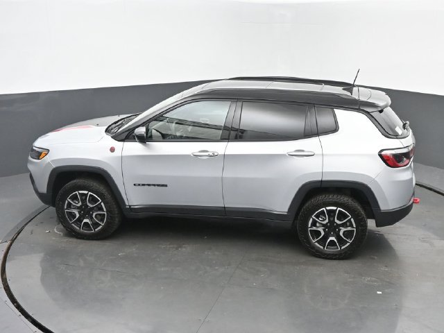 Used 2024 Jeep Compass Trailhawk w/ Sun and Sound Group AWD/4WD image 40