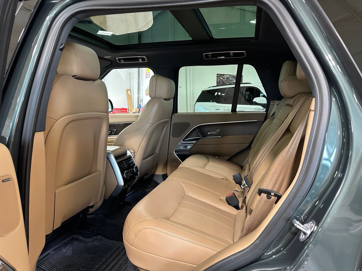 Used 2025 Land Rover Range Rover SE AWD/4WD image 37