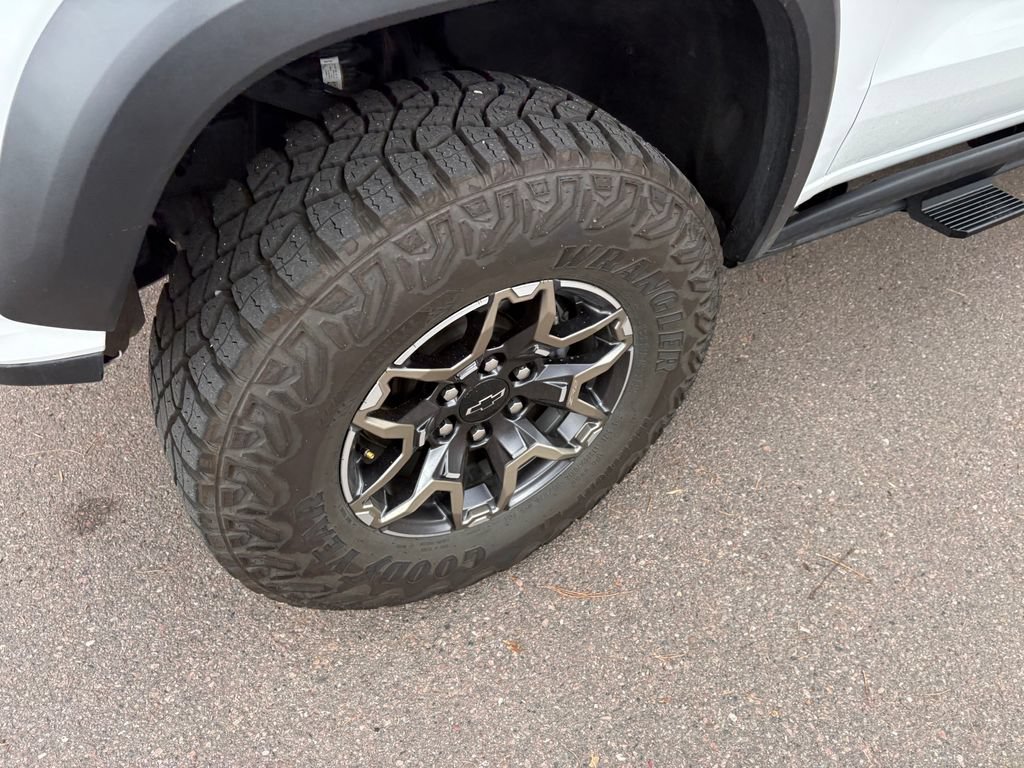 Used 2025 Chevrolet Colorado ZR2 w/ Technology Package AWD/4WD image 11