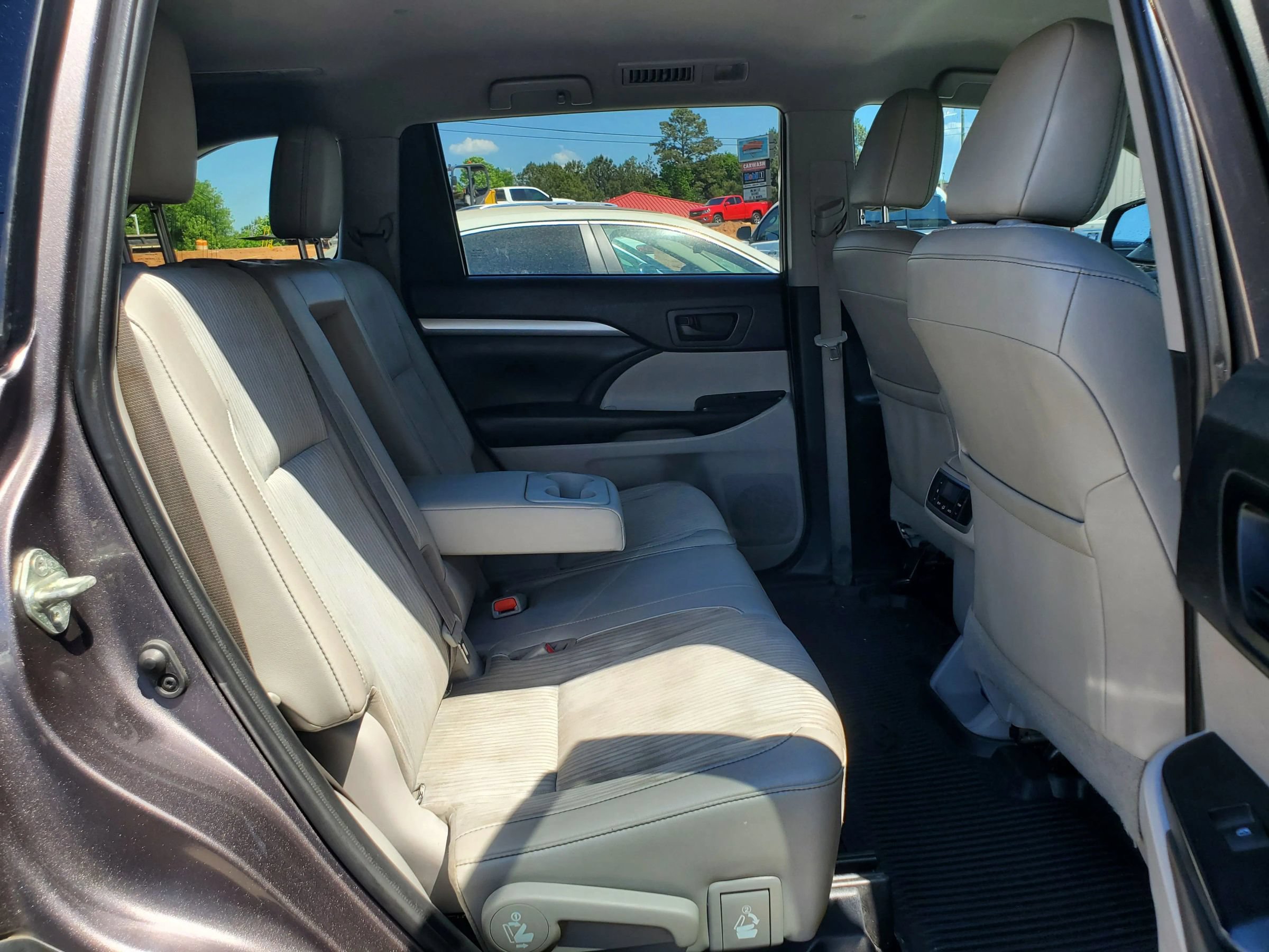 Used 2019 Toyota Highlander Plus FWD image 32