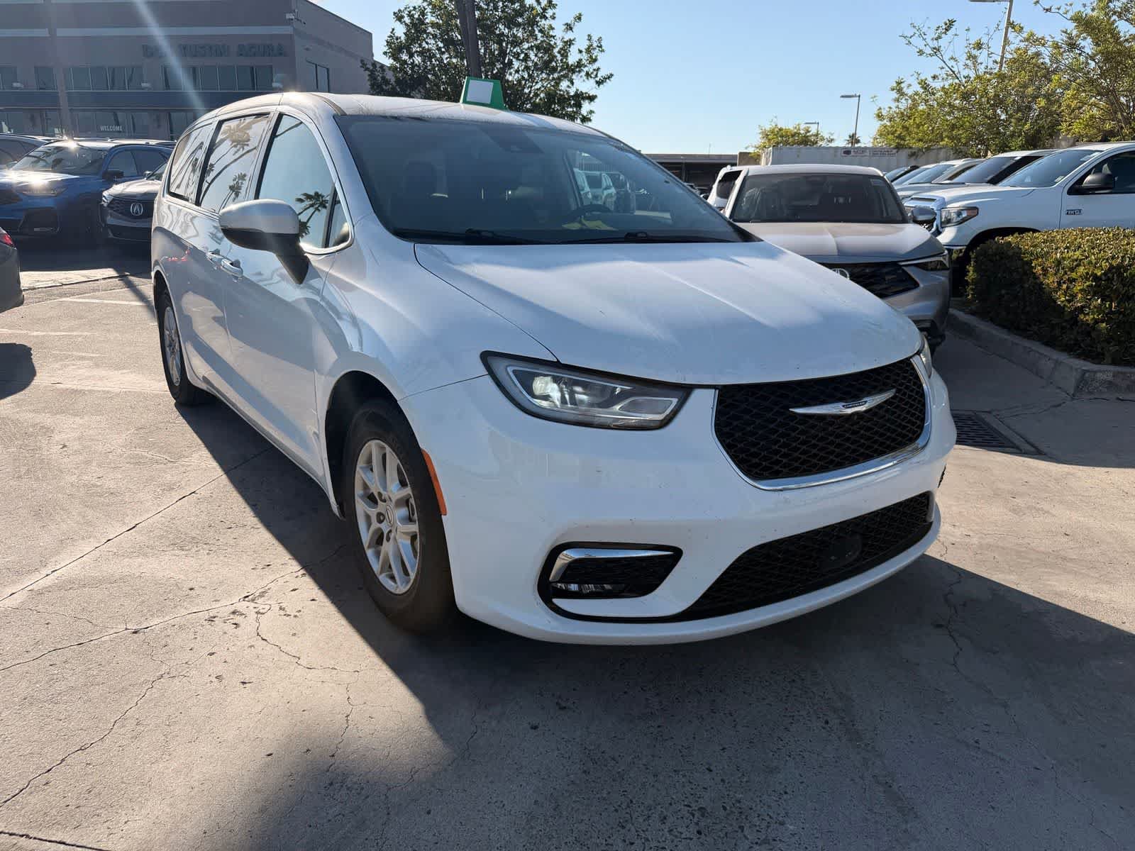 Used 2023 Chrysler Pacifica Touring-L FWD image 7