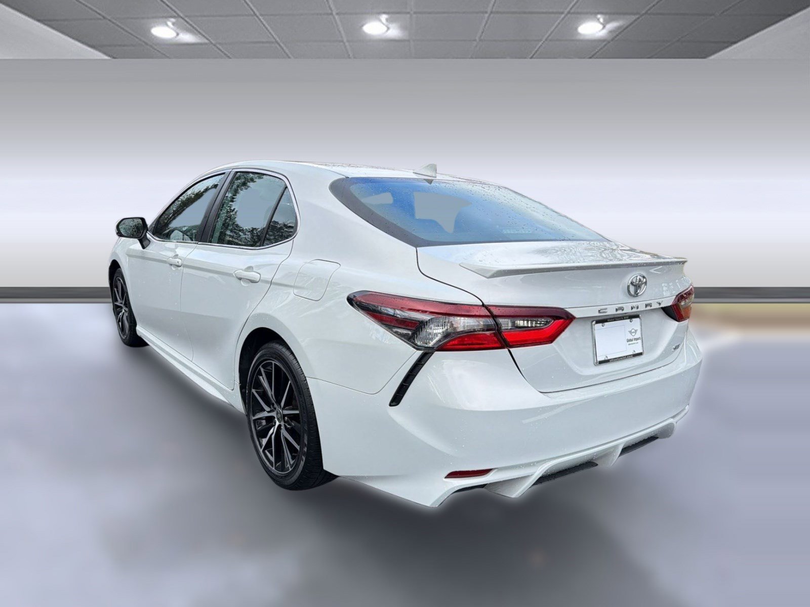 Used 2024 Toyota Camry SE image 3