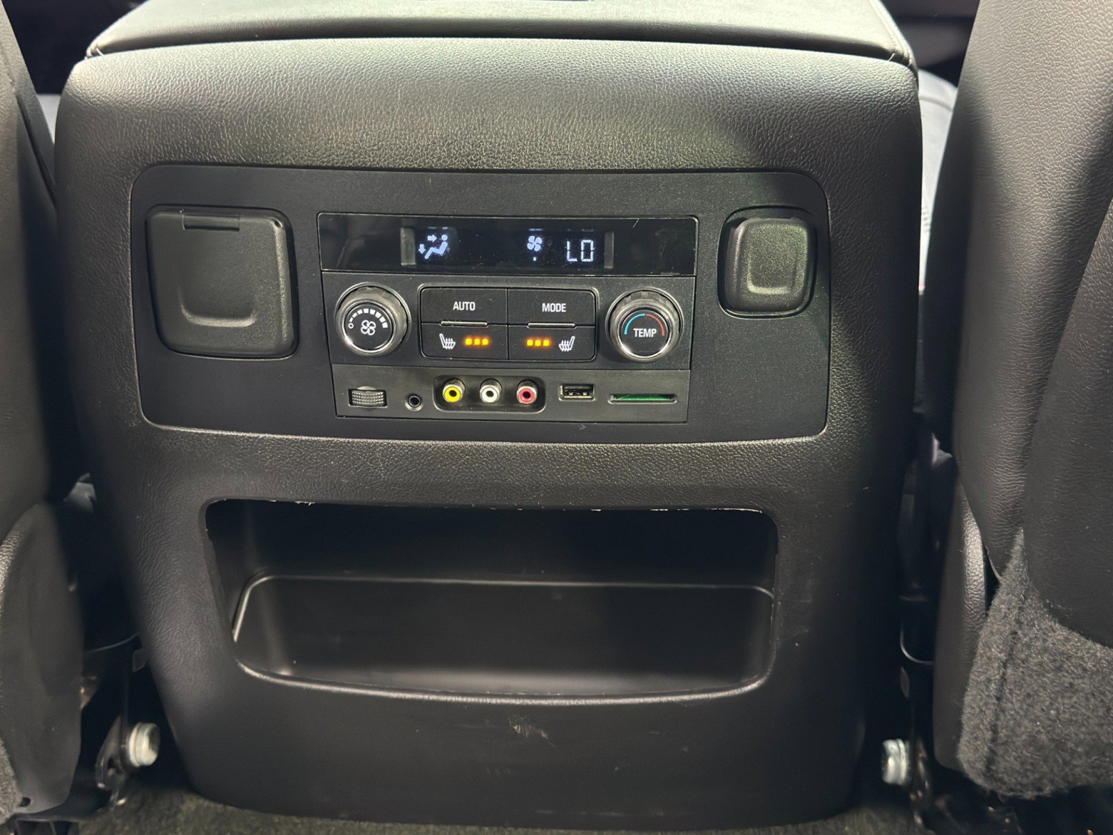 Used 2015 Chevrolet Suburban LTZ RWD image 35