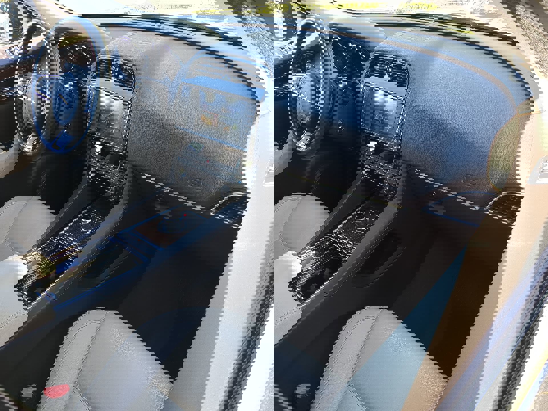 Used 2018 Jaguar F-PACE Prestige image 13