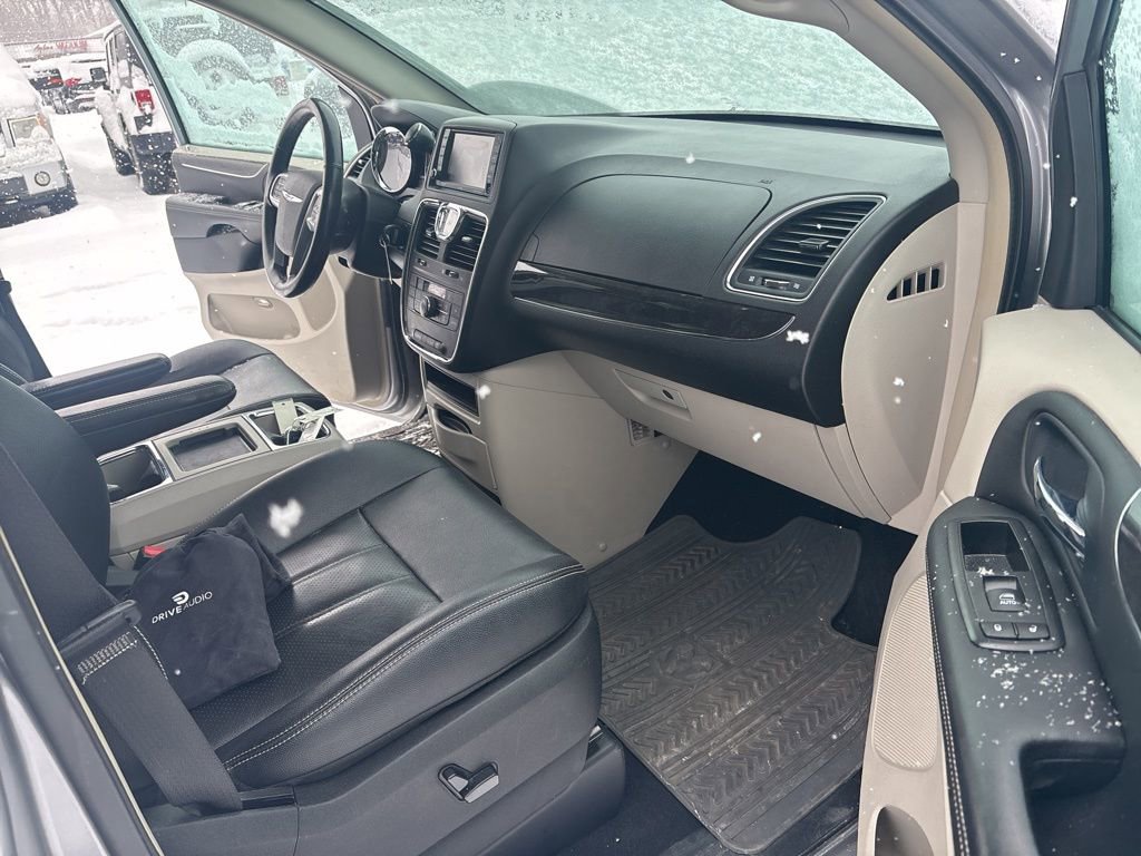 Used 2013 Chrysler Town & Country Touring-L w/ Driver Convenience Group image 25