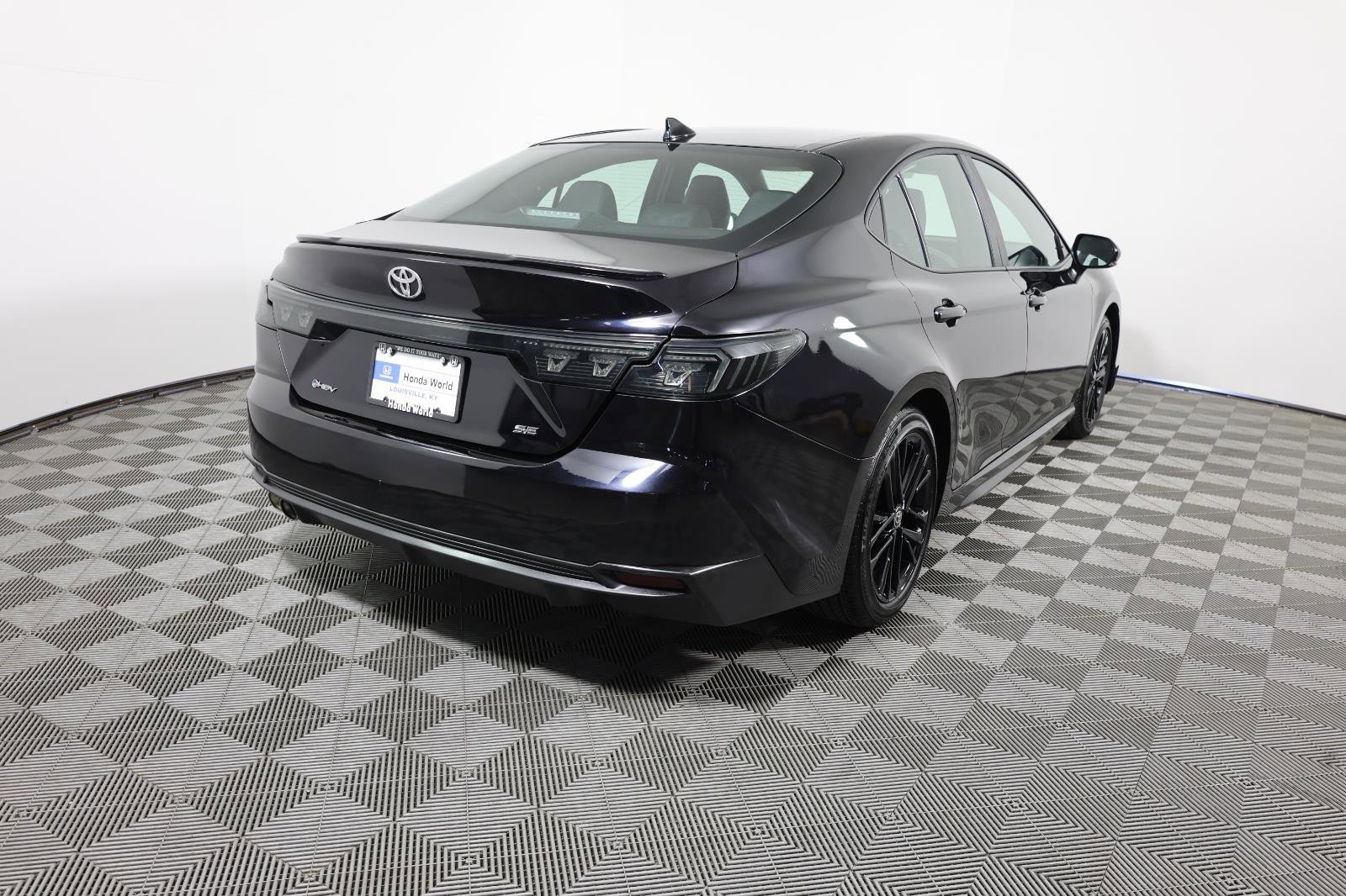 Used 2025 Toyota Camry SE FWD image 5