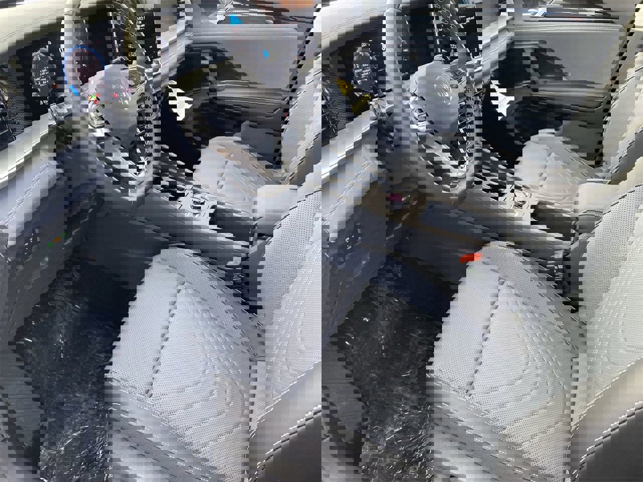 New 2025 Volkswagen Tiguan SE image 14