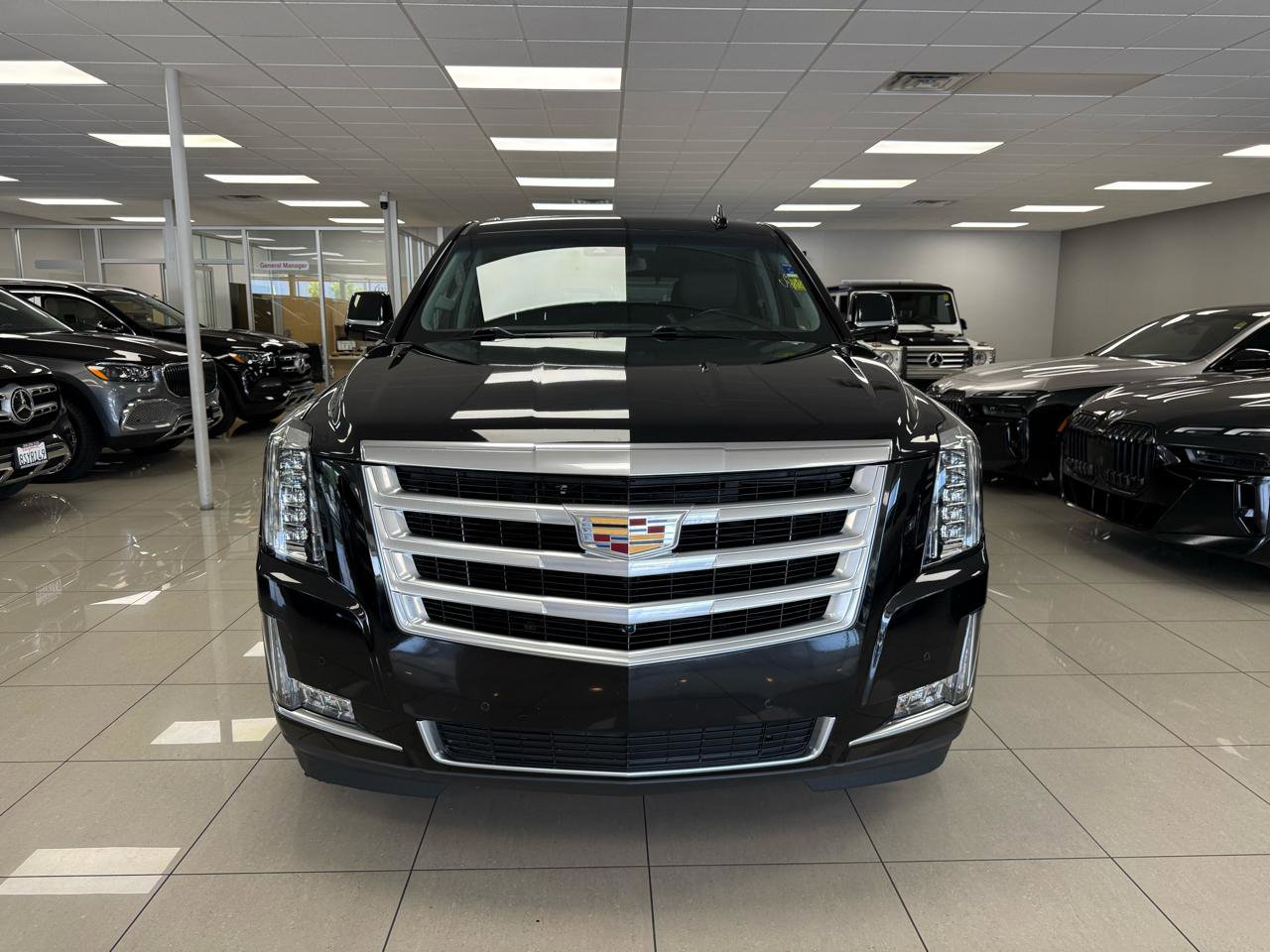 Used 2018 Cadillac Escalade Luxury AWD/4WD image 4