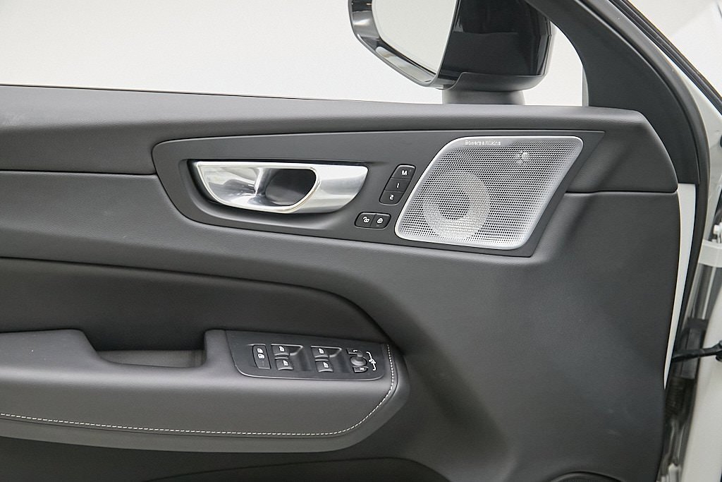 Certified 2023 Volvo XC60 B5 Ultimate image 11