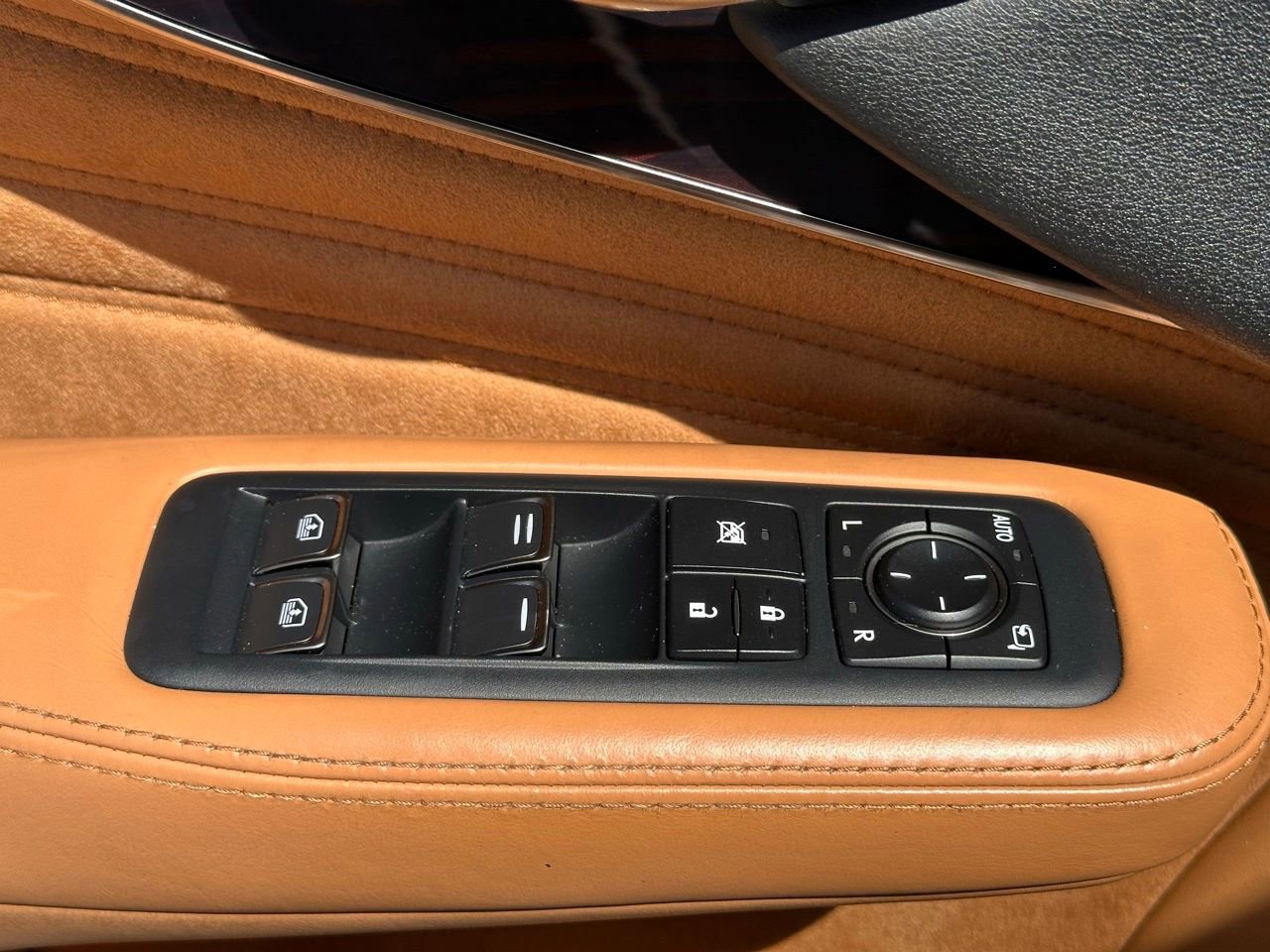 Used 2021 Lexus LS 500 w/ Luxury Package image 27