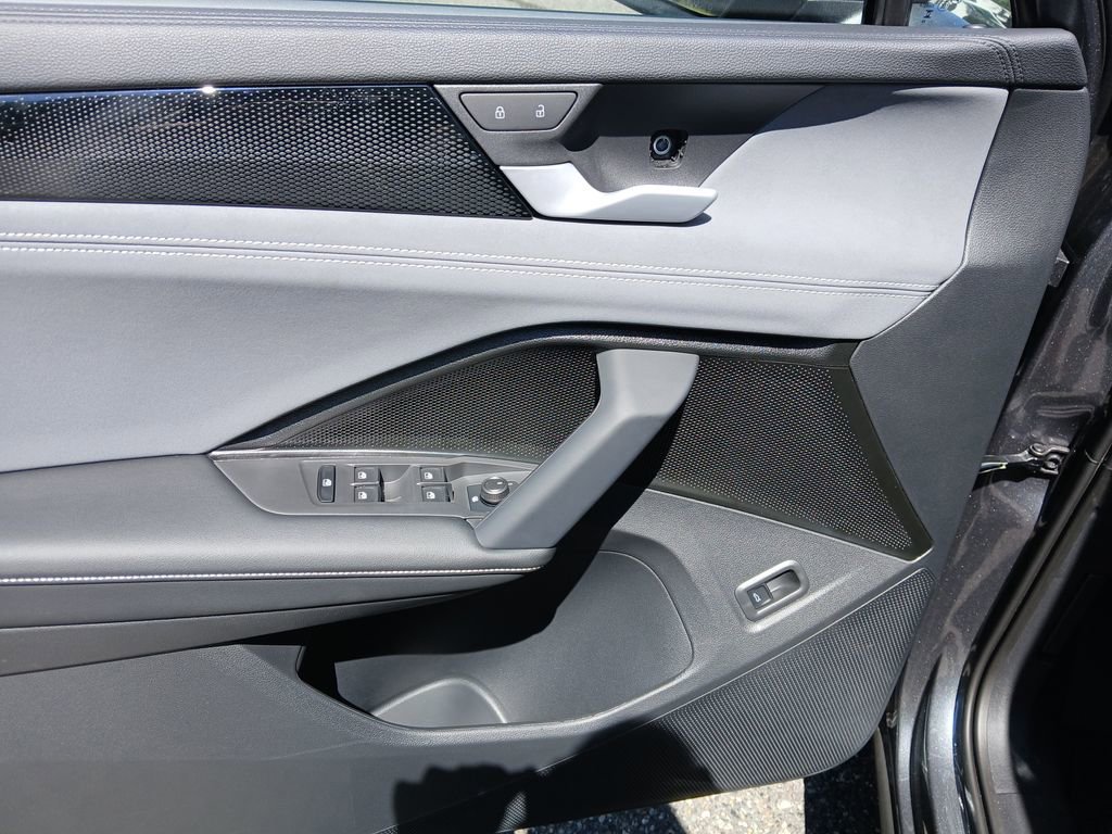 Used 2025 Volkswagen Tiguan SE image 13