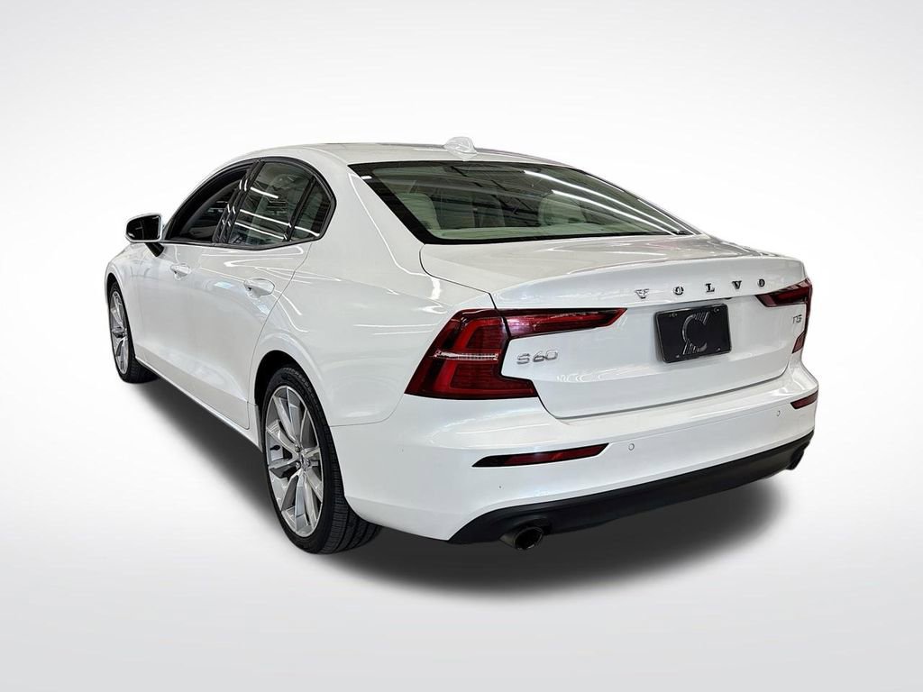 Used 2021 Volvo S60 T5 Momentum image 3