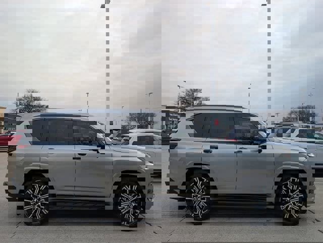 Used 2026 Lexus LX 700h Luxury image 3