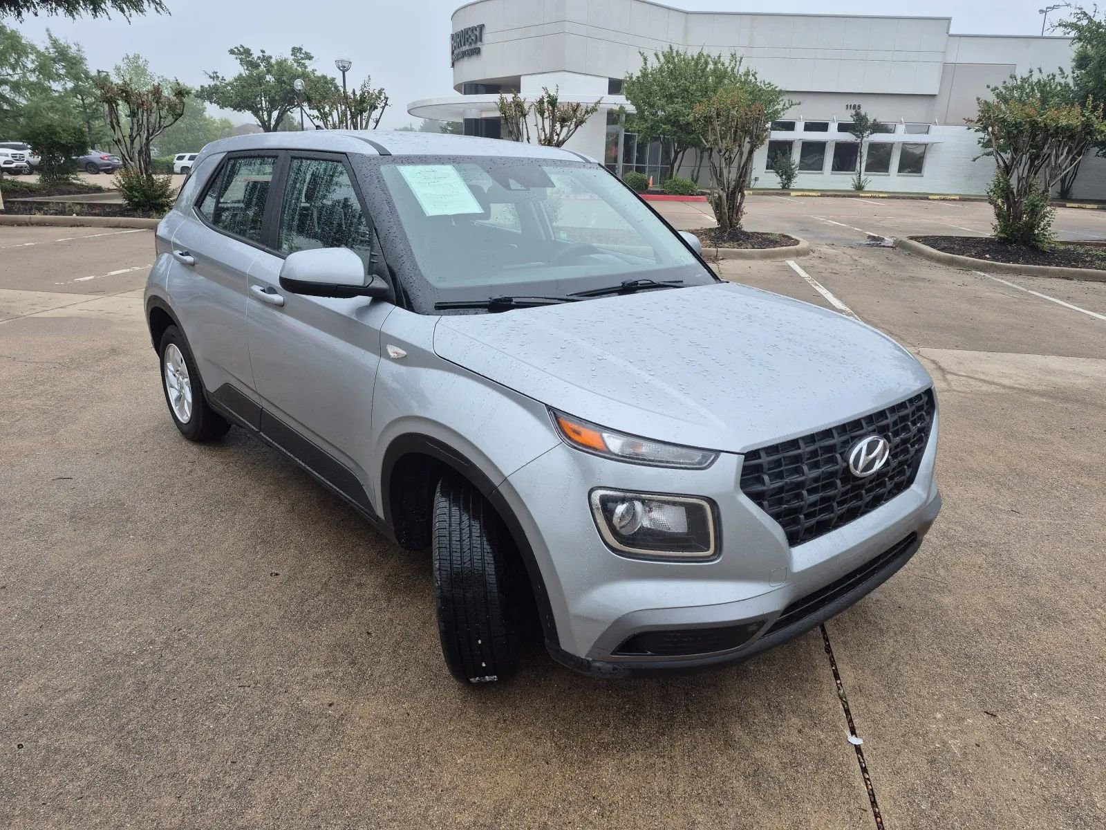 Used 2021 Hyundai Venue SE FWD image 4