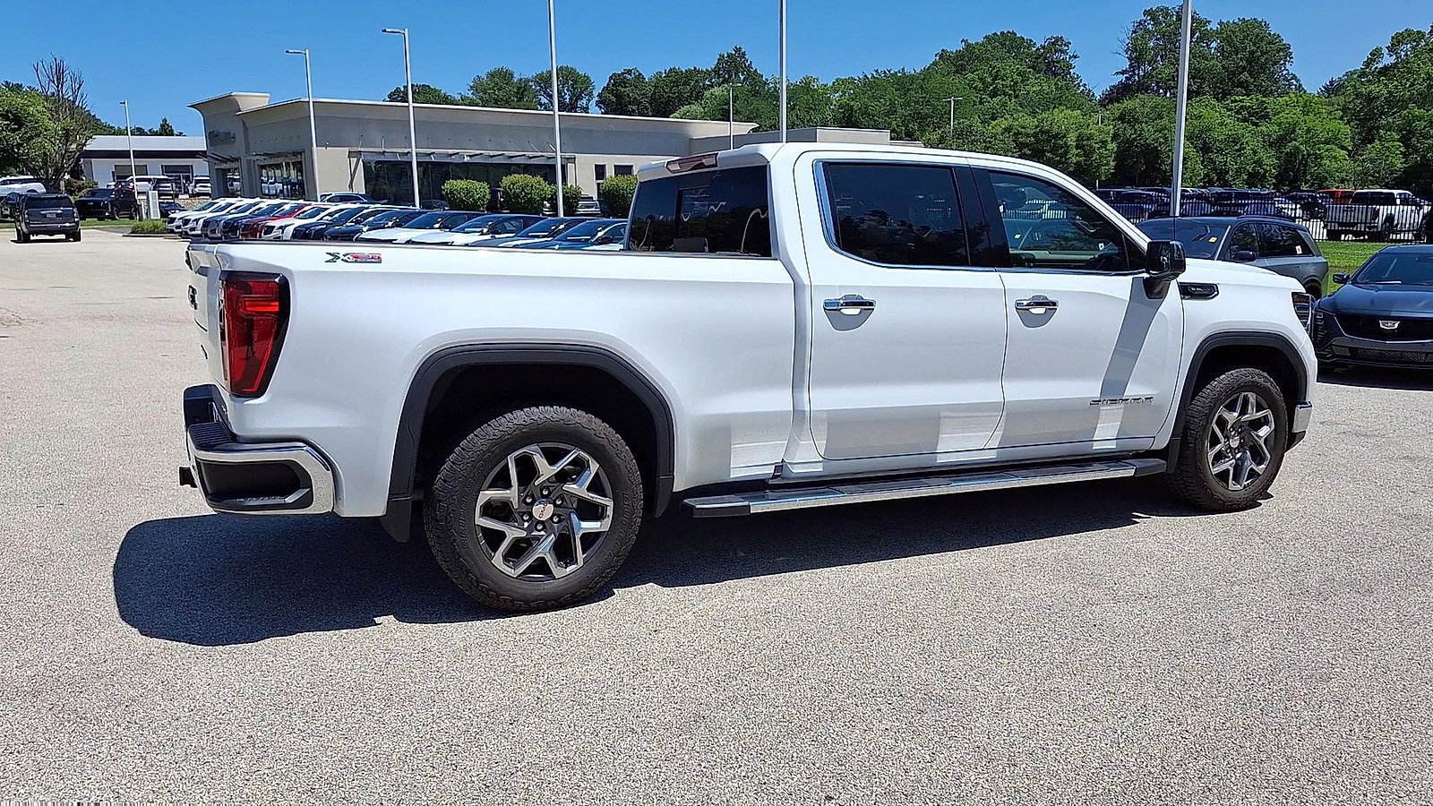 Used 2022 GMC Sierra 1500 SLT w/ SLT Premium Plus Package AWD/4WD image 9