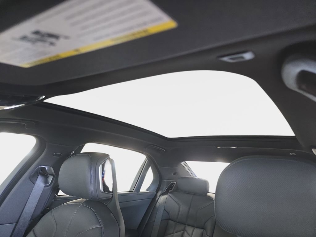 New 2026 BMW 750e xDrive w/ Premium Package image 22