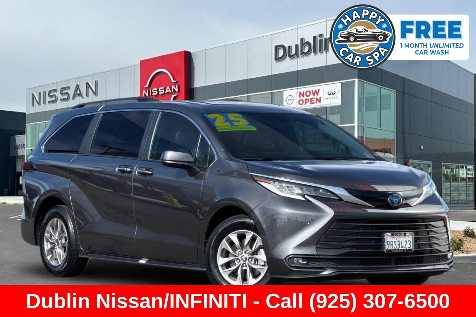 Used 2025 Toyota Sienna XLE FWD image 1